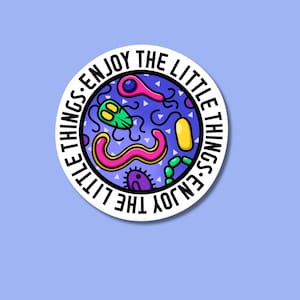 Niedlicher Mikrobiologie Sticker. Genieße das kleine Dinge Wortspiel. Lustiger Biologie Sticker. Geschenke für Pflegekräfte. Sticker für Biologieliebhaber.