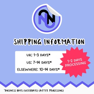 Op de afbeelding: Een paarse en witte sticker met de letter "N" in zwart. De sticker bevindt zich op een lichtblauwe achtergrond met de tekst "SHIPPING INFORMATION" in zwart. De tekst onder de sticker bevat de levertijden voor het Verenigd Koninkrijk, de Verenigde Staten en elders. Een rode ster met de tekst "1-2 DAYS PROCESSING" bevindt zich aan de rechterkant van de afbeelding. De tekst onderaan de afbeelding luidt "*BUSINESS DAYS (WEEKDAYS) (AFTER PROCESSING)".