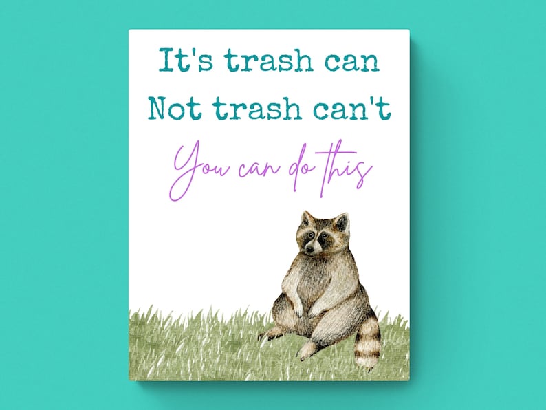 Puede incluir: Una tarjeta blanca con el texto "It's trash can Not trash can't You can do this" en negro y morado. Un mapache de dibujos animados se sienta en la hierba verde.
