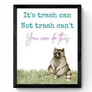 Puede incluir: Una impresi&oacute;n enmarcada con una cita motivacional: "It's trash can, not trash can't. You can do this." La cita est&aacute; en texto turquesa y morado. Un mapache de dibujos animados se sienta en la hierba verde.