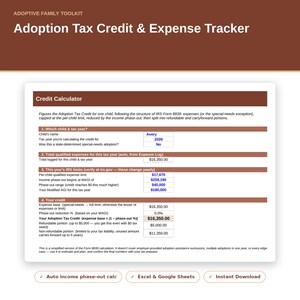 Puede incluir: Una plantilla de hoja de cálculo digital Adoption Tax Credit & Expense Tracker con encabezado marrón. La interfaz muestra una calculadora de crédito con campos para nombre del niño, año fiscal, gastos calificados y límites del IRS.