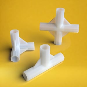 Può includere: Tre connettori in plastica bianca per unire tubi o tubi. I connettori hanno forme diverse, tra cui una forma a T, una forma a croce e un connettore a tre vie.