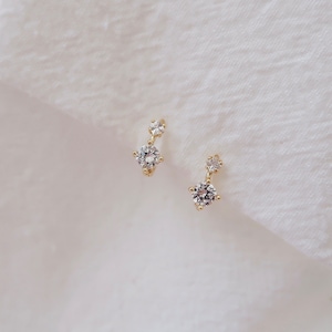 Boucles d'oreilles Huggie avec oxyde de zirconium cintré perlées|Petite boucle d'oreille Huggie cz cz minuscule or argent|Argent sterling rempli d'or 14 carats|Hypoallergénique|Boucle d'oreille Huggie Zircon