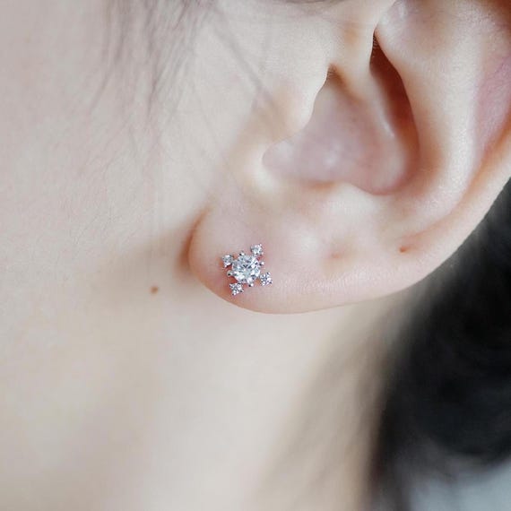 Orecchini D'argento Con Le Gemme Su Fondo Bianco Immagine Stock - Immagine di monili, diamante