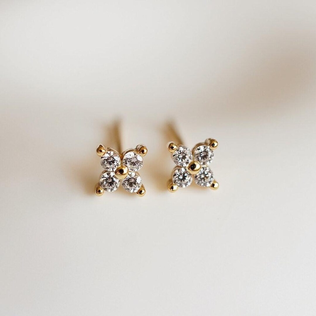thumbnail image 2 of Jewelryboxes Flower Lucky Clover CZ Stud Earrings – Silver/Gold Plated, Pavé Set 2 of 4