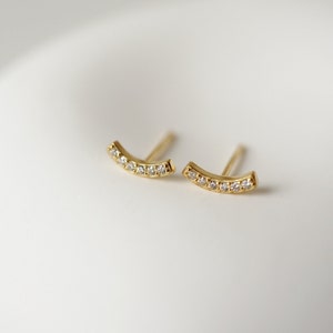 Puces d'oreilles courbes sourire CZ pavées|Petits clous CZ incurvés|Argent sterling rempli d'or 14 carats| Cartilage/Hélice|Minimaliste|Couleur incurvé Tiny Smile