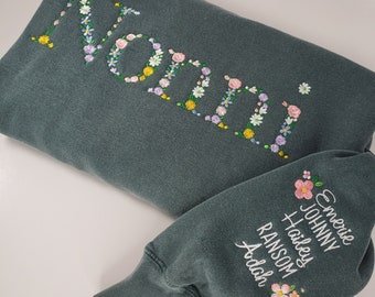 Personalized Floral Mama Crewneck, Embroidered Mama Crewneck with names on sleeve, Trendy Mother's Day or birthday gift for her, keepsake