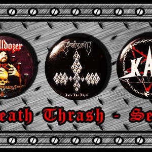Könnte beinhalten: Ein Set aus fünf runden Ansteckbuttons mit einem Durchmesser von 25mm, die schwarz-weiße Grafikdesigns verschiedener Heavy-Metal-Bands wie Bathory, Bulldozer, Poison, Kat und Sabbat zeigen und horizontal auf einem metallischen Hintergrund angeordnet sind.