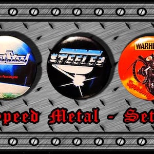 Może przedstawiać: Zestaw pięciu guzików Speed Metal o średnicy 25 mm. Każdy guzik przedstawia nazwę zespołu: Razor, Anvil, Steel, Warhead i Exciter. Guziki mają czarne tło z kolorową grafiką i tekstem. Zestaw jest prezentowany w metalowej ramie.