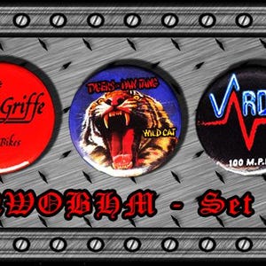 Op de afbeelding: Set van vijf ronde metalen pinback-buttons van 25 mm met verschillende bandlogo's en afbeeldingen. Inclusief een schedel, een vogel, een tijger, een hartslagmonitor en een figuur met een zwaard. De tekst "NWOBHM - Set 3" is ook aanwezig.