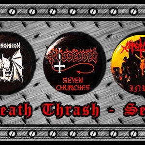 Pode incluir: Um conjunto de cinco botões redondos com logótipos e ilustrações de bandas de heavy metal. Os botões exibem o texto Celtic Frost, Necronomicon, Possessed Seven Churches, Kreator e Slaughter Lord Taste Of Blood. Cada botão mede 25mm.