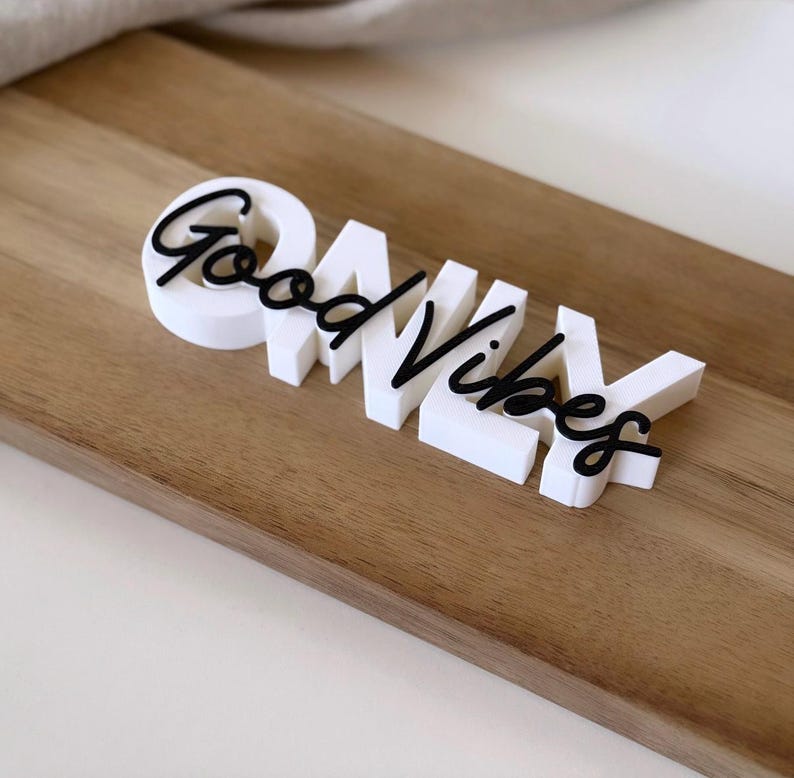 Pode incluir: Uma bandeja de madeira com as palavras "Good Vibes Only" em um design 3D. As letras s&atilde;o brancas com letras cursivas pretas. A bandeja tem uma cor marrom clara.