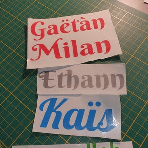 Adesivo da parete con nome personalizzato, decorazione per la cameretta dei bambini e dei neonati. Adesivo con testo personalizzato