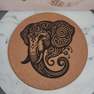 Sottopentola e sottopentola in sughero personalizzati.