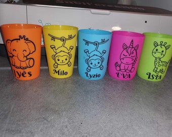 Tazza riutilizzabile colorata personalizzata, tazza personalizzata per l'asilo. Tazza di plastica infrangibile personalizzata per bambini