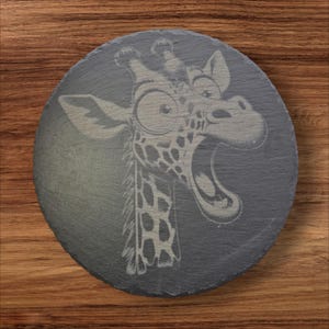 Divertente giraffa in ardesia. Vassoio/sottopentola in ardesia. Giraffa umoristica