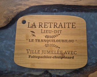 planche a découper retraité personnalisé en bambou. idée cadeau apéro en cours. Plateau apéro personnalisé