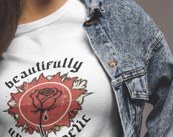 Camiseta feminina "Linda e Sem Desculpas" | Camiseta com estampa feminina em tons escuros | Camiseta com estampa de rosa gótica | Blusa streetwear empoderada