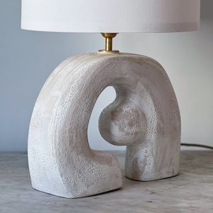 Keramische lamp, sculpturale tafellamp, witte steengoedlamp, abstracte sculptuur, woonkamerdecor, tafellampenkap, keramische verlichting afbeelding 2