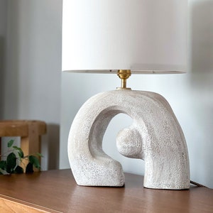 Keramische lamp, sculpturale tafellamp, witte steengoedlamp, abstracte sculptuur, woonkamerdecor, tafellampenkap, keramische verlichting afbeelding 1