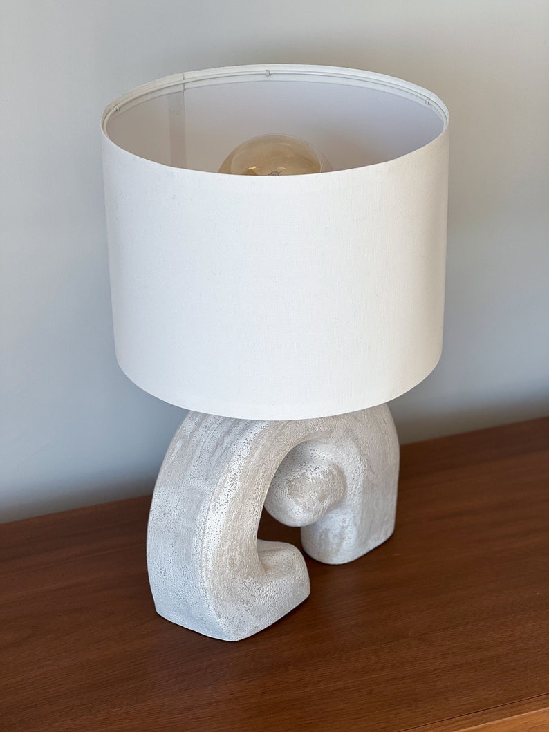 Keramische lamp, sculpturale tafellamp, witte steengoedlamp, abstracte sculptuur, woonkamerdecor, tafellampenkap, keramische verlichting afbeelding 6