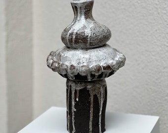 Keramikvase, Keramikpflanzgefäß, skulpturales Gefäß aus Steinzeug, brutal strukturierte Vase, Wohnzimmerdekoration