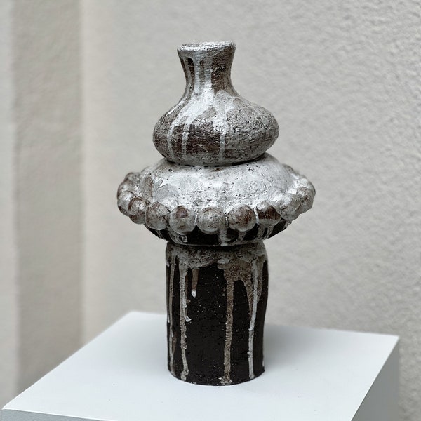 Keramikvase, Keramikpflanzgefäß, skulpturales Gefäß aus Steinzeug, brutal strukturierte Vase, Wohnzimmerdekoration