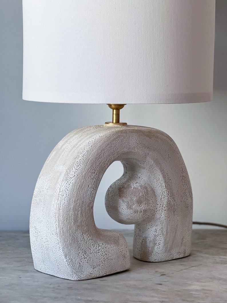 Keramische lamp, sculpturale tafellamp, witte steengoedlamp, abstracte sculptuur, woonkamerdecor, tafellampenkap, keramische verlichting afbeelding 2