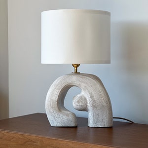 Keramische lamp, sculpturale tafellamp, witte steengoedlamp, abstracte sculptuur, woonkamerdecor, tafellampenkap, keramische verlichting afbeelding 8