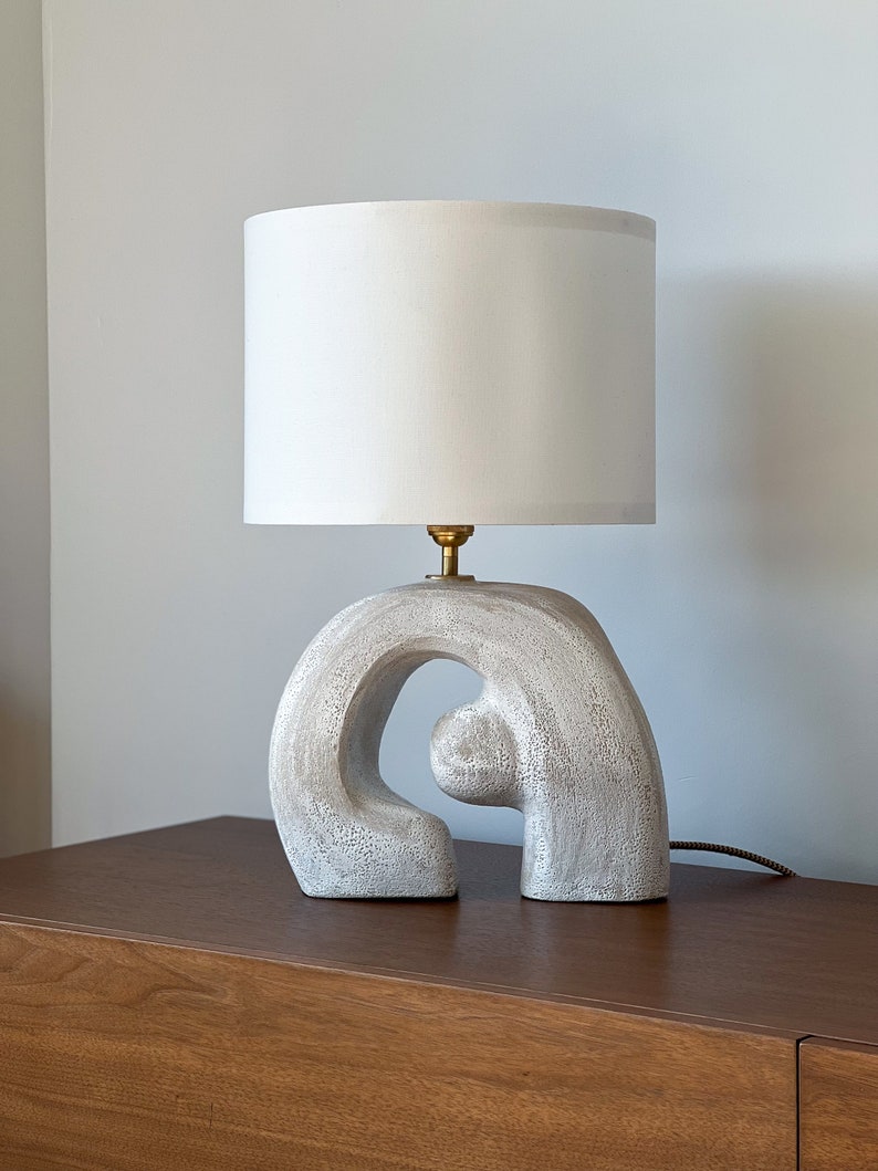 Keramische lamp, sculpturale tafellamp, witte steengoedlamp, abstracte sculptuur, woonkamerdecor, tafellampenkap, keramische verlichting afbeelding 8