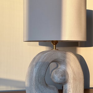 Keramische lamp, sculpturale tafellamp, witte steengoedlamp, abstracte sculptuur, woonkamerdecor, tafellampenkap, keramische verlichting afbeelding 7