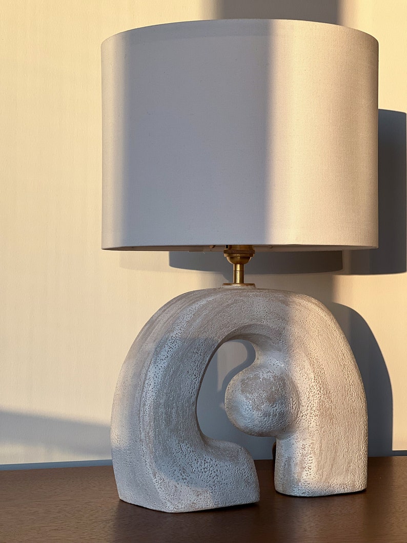 Keramische lamp, sculpturale tafellamp, witte steengoedlamp, abstracte sculptuur, woonkamerdecor, tafellampenkap, keramische verlichting afbeelding 7