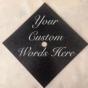 Base para birrete de graduación con palabras personalizadas, birrete de graduación con brillantina, adorno personalizable, GradGifts 2024