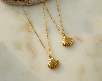 Ilvy | handgemachte lange Halskette „Asma“  mit Muschelanhänger | Edelstahl gold