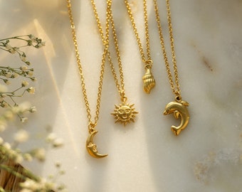 Ilvy | handgemachte wasserfeste Kette „Enya" aus Edelstahl mit Anhänger Sonne, Mond, Muschel, Delfin  gold