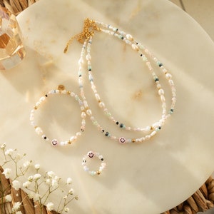 Ilvy | handgemachte Perlenkette, Armband, Ring "Jannah" bunt, rosa, Violet mit Süßwasserperlen Smiley