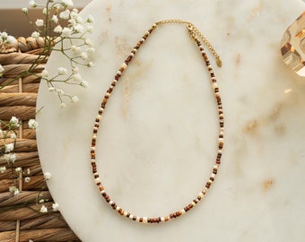 Ilvy | handgemachte Perlenkette „Zilla“ Halskette/Choker aus Glasperlen in verschiedenen Brauntönen  | Edelstahl gold