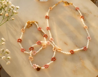 Ilvy | handgemachte Blumen Perlenkette Choker; Armband; Fußkettchen rosa, braun, beige  "Eliza" aus Glasperlen | Edelstahl gold Daisy