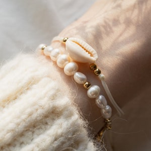 Ilvy | Filigree bracelet with shell beige gold