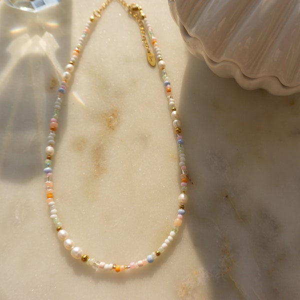 Ilvy | collier de perles fait main "Assia" coloré avec des perles d'eau douce blanches, orange, violettes, vertes | Acier inoxydable doré