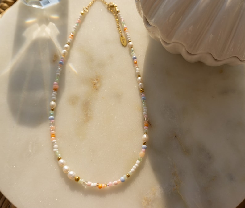 Ilvy handgemachte Perlenkette Assia bunt mit Süßwasserperlen weiß, orange, violett, grün Edelstahl gold Bild 1