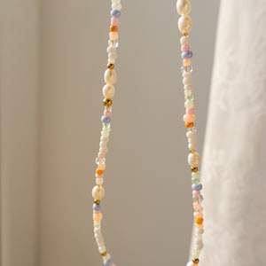 Ilvy handgemachte Perlenkette Assia bunt mit Süßwasserperlen weiß, orange, violett, grün Edelstahl gold Bild 6