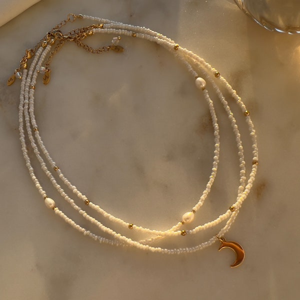 Ilvy | handgemachte Kette Choker "Zina"  aus weißen Perlen mit goldenen Details, Süßwasserperlen, Mondanhänger | Edelstahl