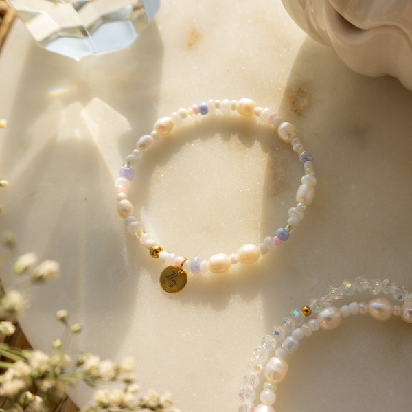 Ilvy | handgemachtes Perlenarmband "Yara" in Pastellfarben mit Süßwasserperlen weiß, gold, violett, rosa | Edelstahl