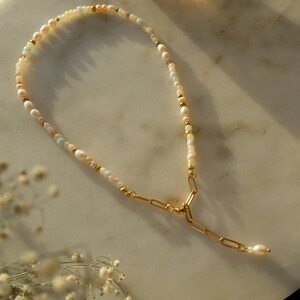 Ilvy | handgemachte Perlenkette "Yusra" mit Süßwasserperlen beige, apricot, gold, weiß | Edelstahl