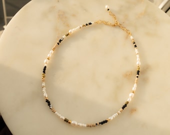 Ilvy | handgemachte Perlenkette "Hiva" mit Süßwasserperlen schwarz, dunkelgrün/Khaki, weiß, beige | Gold Edelstahl