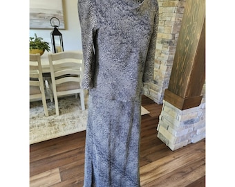 Vestido largo preppy de mujer con estampado de piel de serpiente, estilo años 90, con actitud positiva.