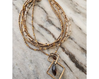 Collar llamativo de cuentas de varias hebras de Chico's con colgante geométrico estilo boho festival