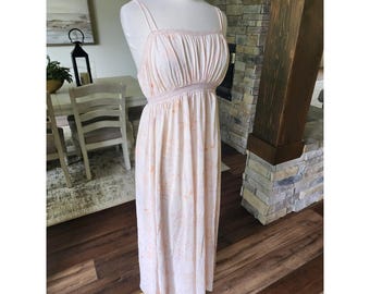Camisola maxi vintage anos 80 com estampa floral pêssego, cintura império e detalhes em renda. Estilo coquete/fada.