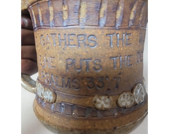 Taza de cerámica Studio Art Palms 33:7 - Tonos tierra, mediados de siglo, firmada por ED SCHROCK